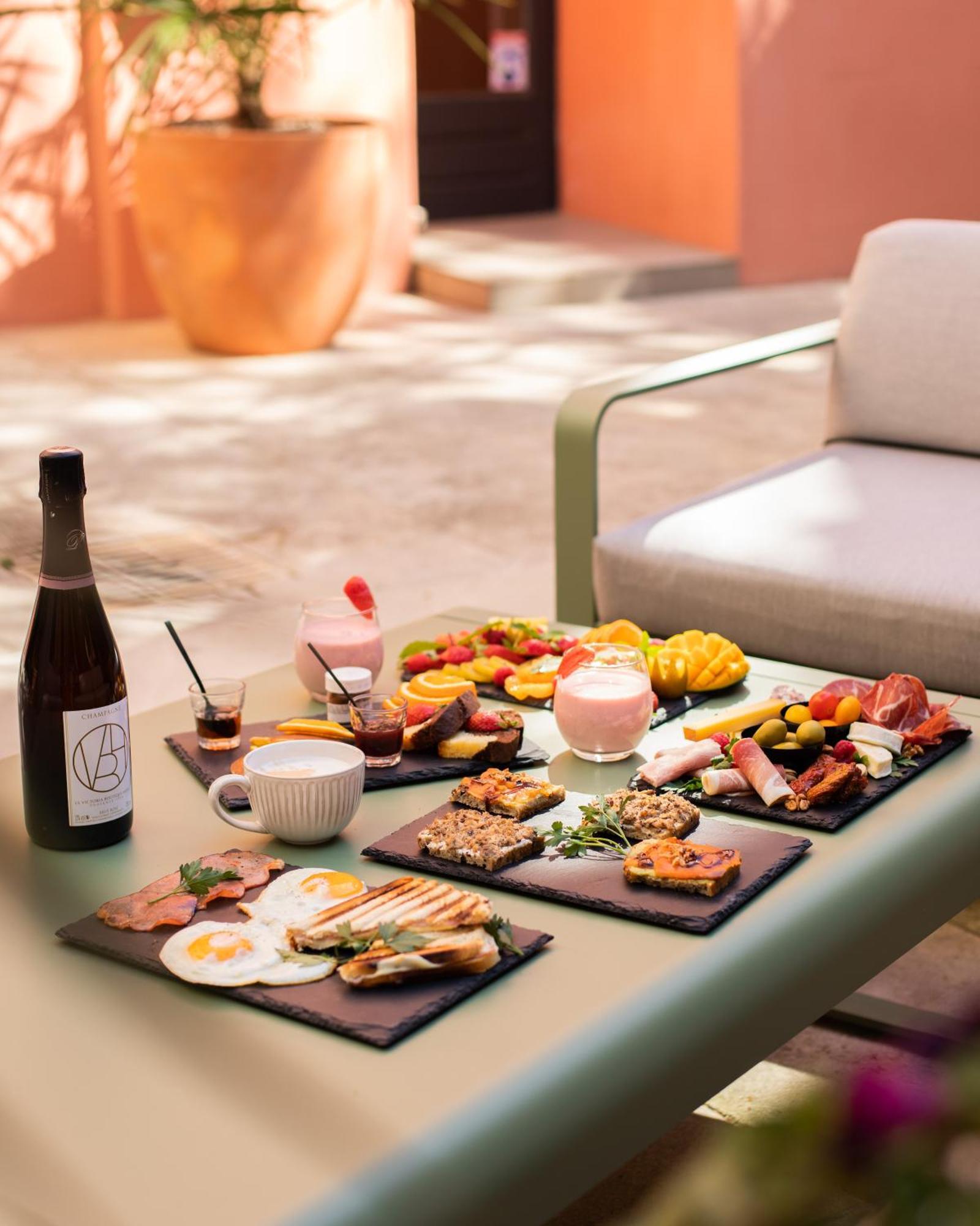 Le Victoria Boutique Hotel Сен-Поль-Труа-Шато Экстерьер фото