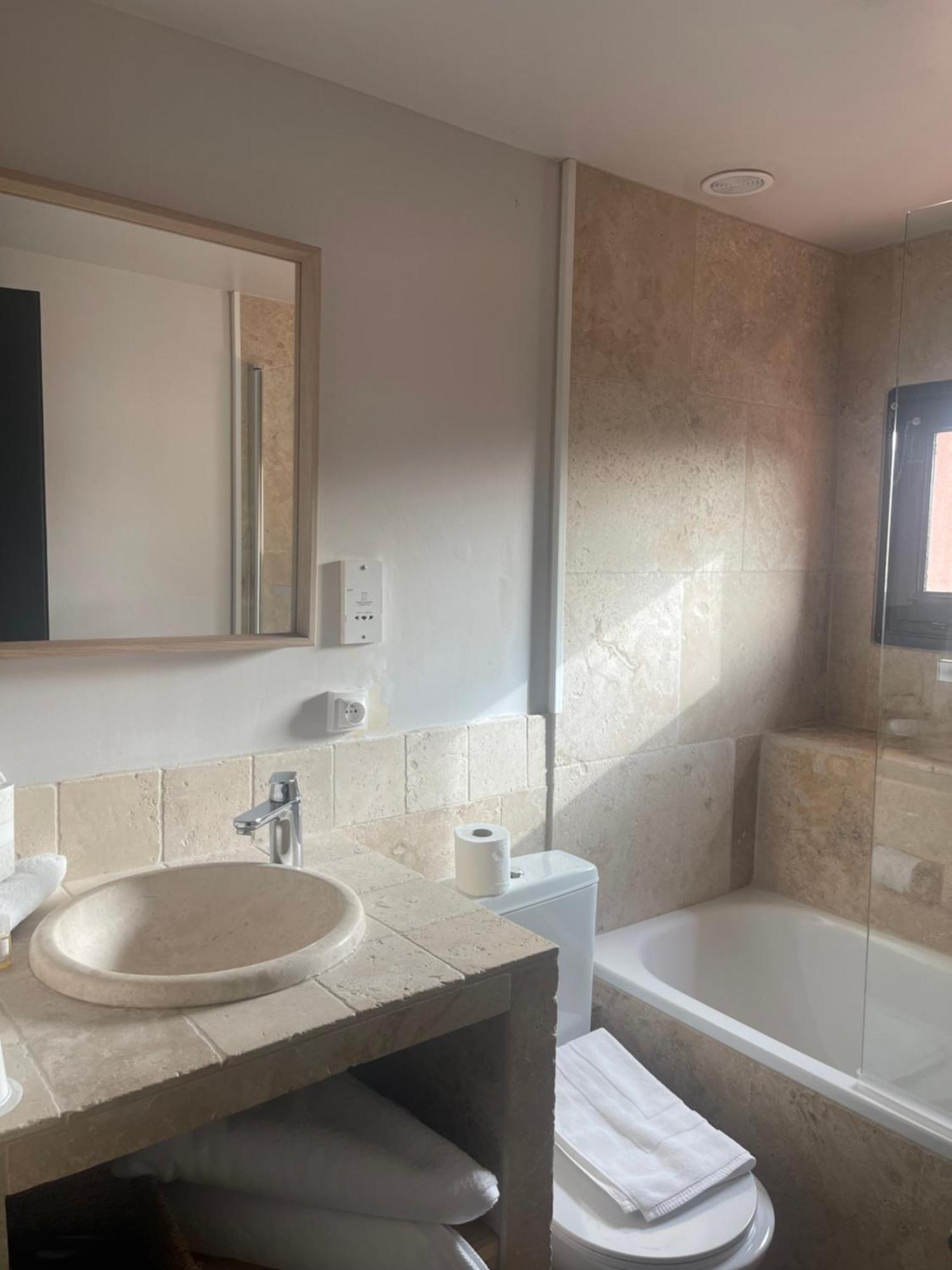 Le Victoria Boutique Hotel Сен-Поль-Труа-Шато Экстерьер фото