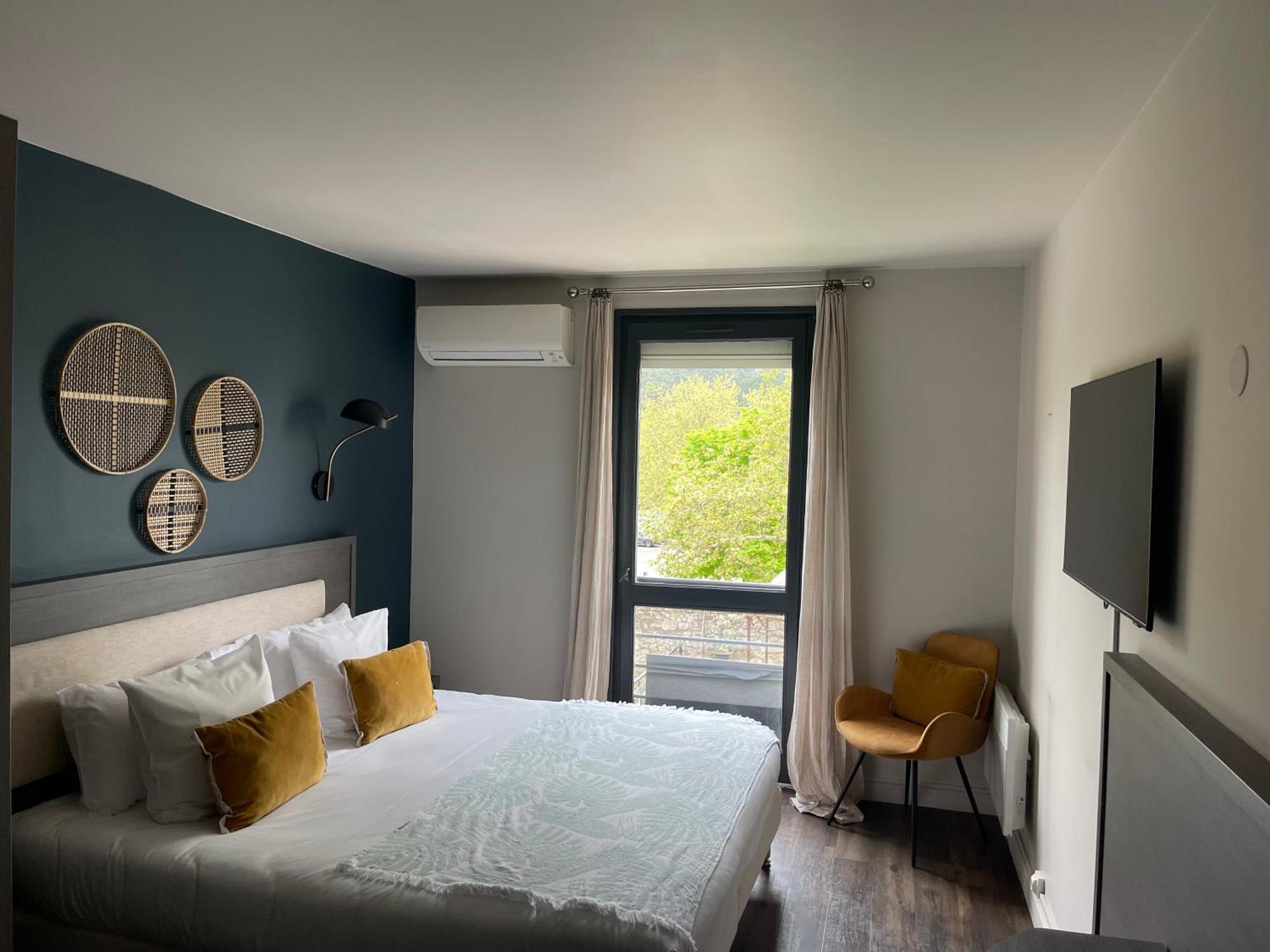 Le Victoria Boutique Hotel Сен-Поль-Труа-Шато Экстерьер фото