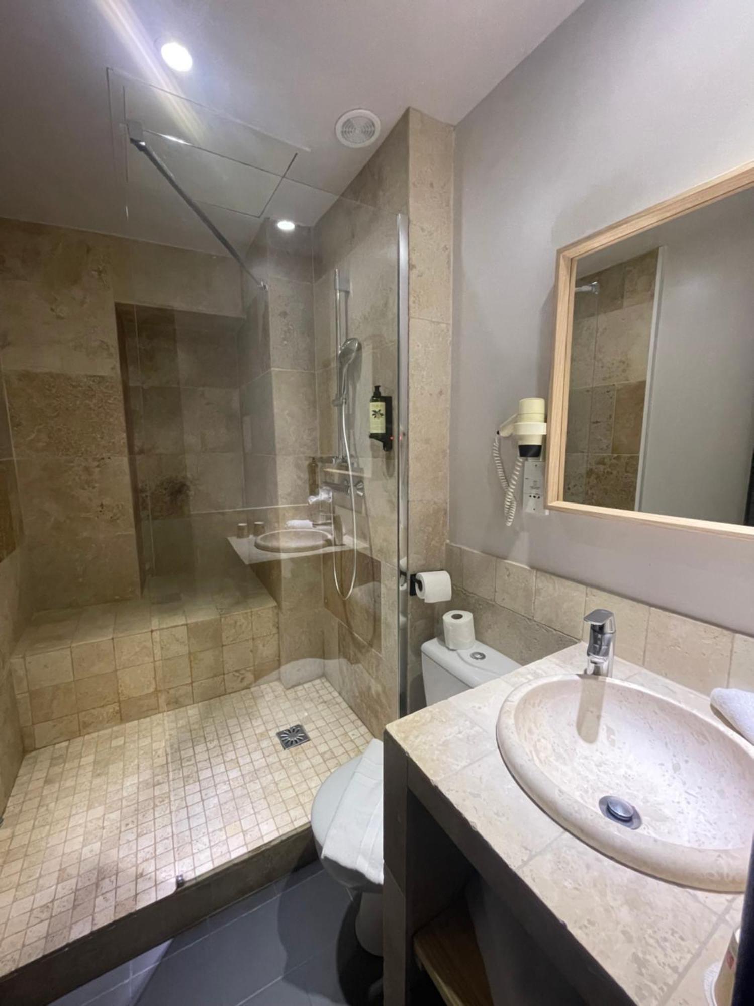 Le Victoria Boutique Hotel Сен-Поль-Труа-Шато Экстерьер фото